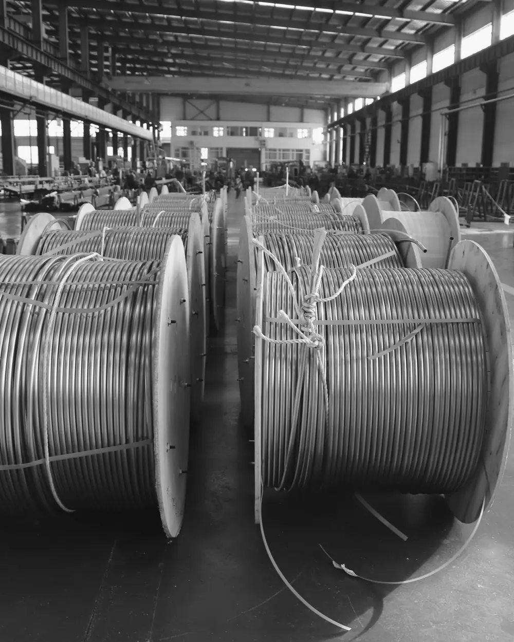 Tamburi de cablu într-o hală de producție